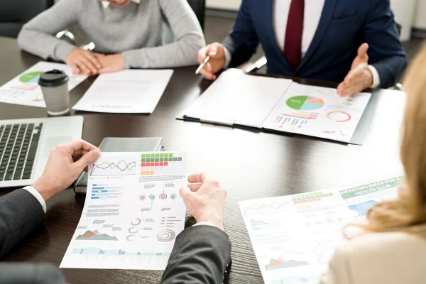 discussing-analytical-data-at-meeting-resize