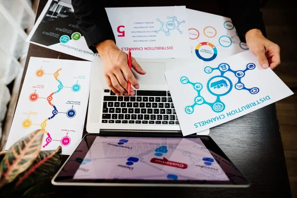 marketing-manager-making-marketing-distribution-ch-resize